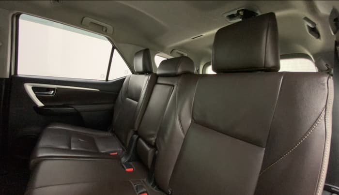 2016 Toyota Fortuner 2.8 4X2 AT, Diesel, Automatic, 1,28,617 km, Right Side Rear Door Cabin