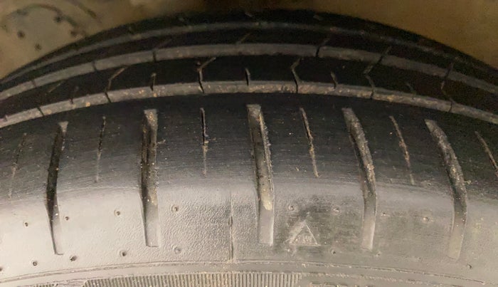 2013 Hyundai Verna FLUIDIC 1.6 VTVT SX, Petrol, Manual, 1,05,111 km, Left Front Tyre Tread