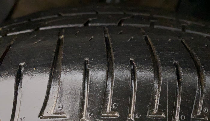 2016 Maruti Vitara Brezza ZDI, Diesel, Manual, 77,411 km, Left Front Tyre Tread
