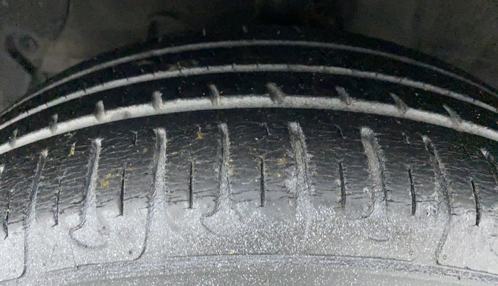 2015 Hyundai Grand i10 MAGNA 1.1 CRDI, Diesel, Manual, 25,426 km, Left Front Tyre Tread