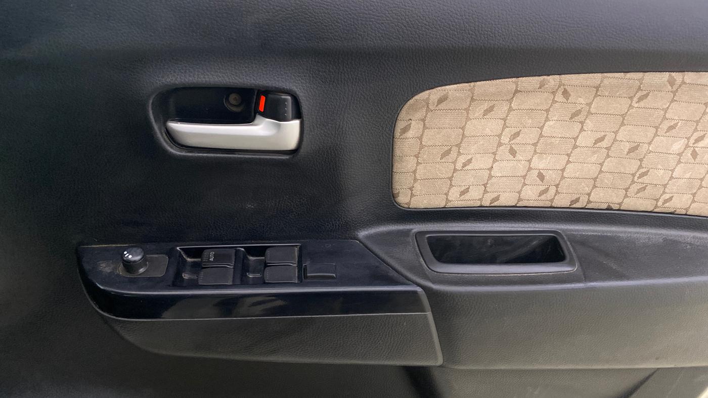 2017 Maruti Wagon R 1.0 VXI AMT, CNG, Automatic, 79,586 km, Driver Side Door Panels Control