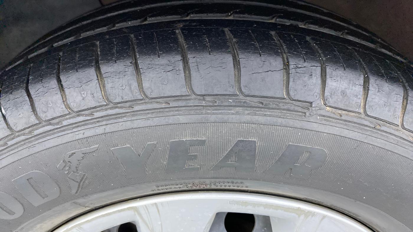2014 Hyundai Elite i20 MAGNA 1.2, Petrol, Manual, 23,643 km, Left Front Tyre Tread