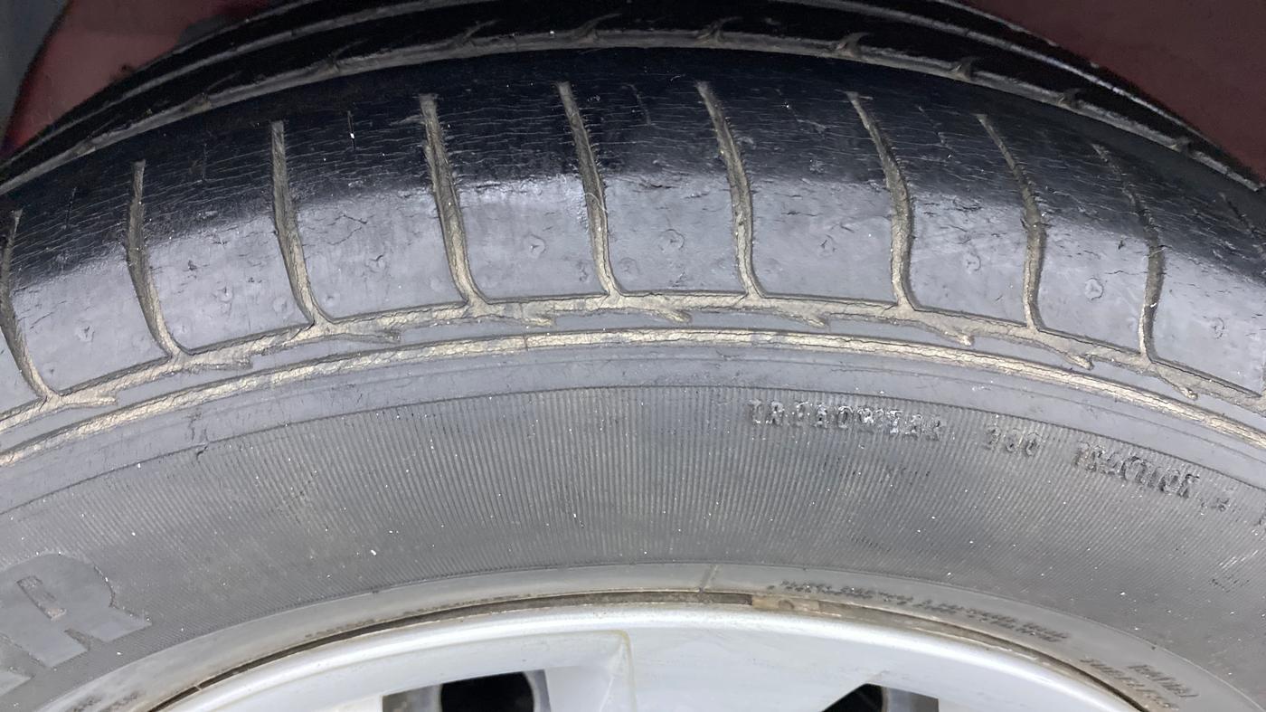 2014 Hyundai Elite i20 MAGNA 1.2, Petrol, Manual, 23,643 km, Right Rear Tyre Tread
