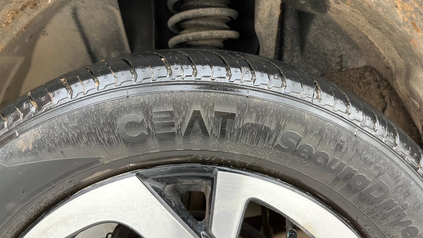 2023 Nissan MAGNITE XV PREMIUM TURBO CVT, Petrol, Automatic, 8,255 km, Left Front Tyre Tread