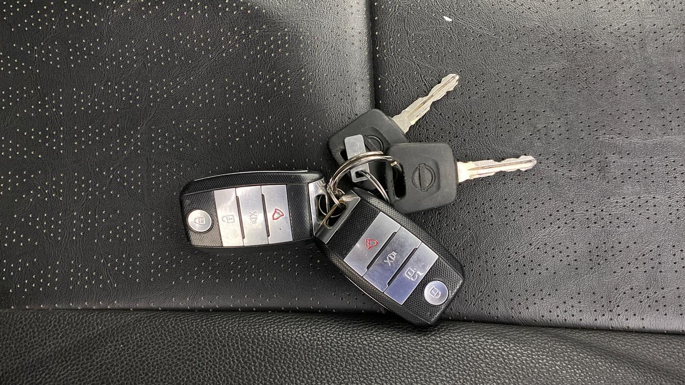 2024 Nissan MAGNITE XE, Petrol, Manual, 31,000 km, Key Close Up