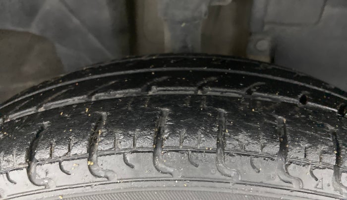 2017 Renault Kwid RXL, Petrol, Manual, 28,009 km, Right Front Tyre Tread