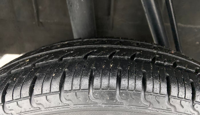 2017 Renault Kwid RXL, Petrol, Manual, 28,009 km, Right Rear Tyre Tread