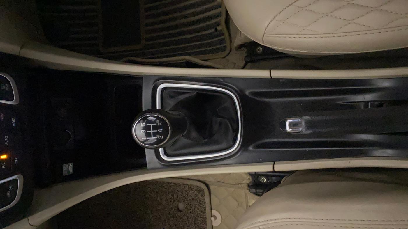 2023 Maruti Ciaz ZETA 1.5 SHVS MT PETROL, Petrol, Manual, 70,512 km, Gear Lever