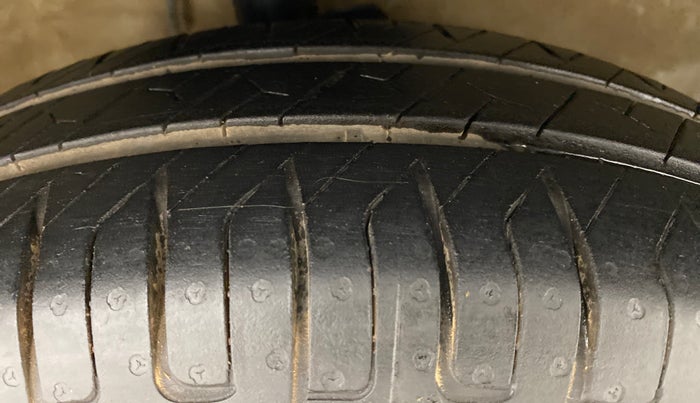 2011 Maruti Ritz VXI, Petrol, Manual, 52,985 km, Right Front Tyre Tread