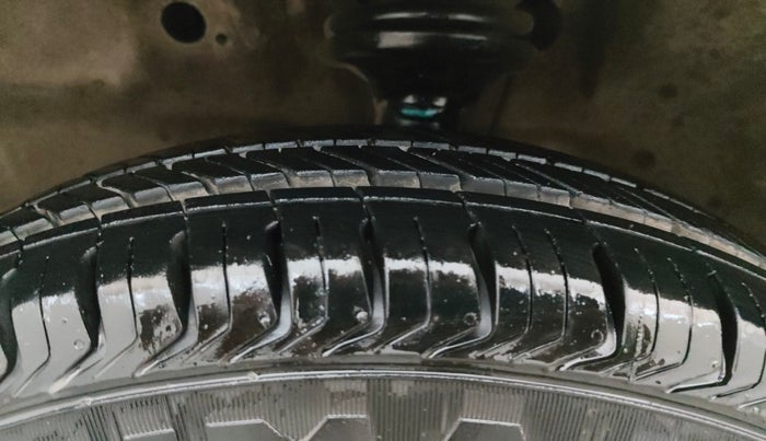 2013 Maruti Wagon R 1.0 LXI, CNG, Manual, 93,957 km, Left Front Tyre Tread