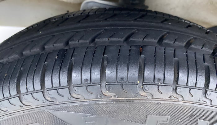2017 Maruti Eeco 5 STR WITH AC PLUSHTR, Petrol, Manual, 30,696 km, Left Front Tyre Tread