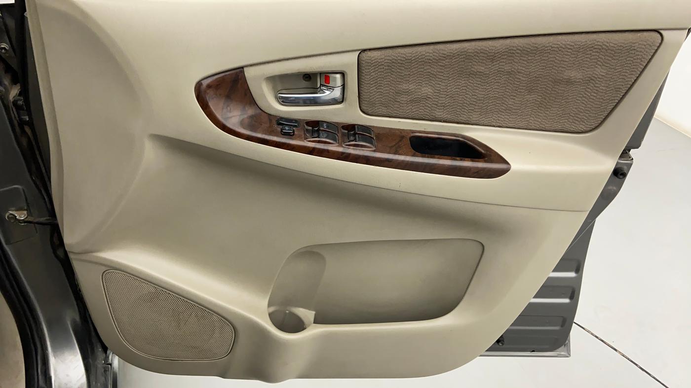 2014 Toyota Innova 2.5 VX 8 STR BS IV, Diesel, Manual, 1,37,097 km, Driver Side Door Panels Control
