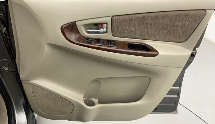 2014 Toyota Innova 2.5 VX 8 STR BS IV, Diesel, Manual, 1,37,097 km, Driver Side Door Panels Control