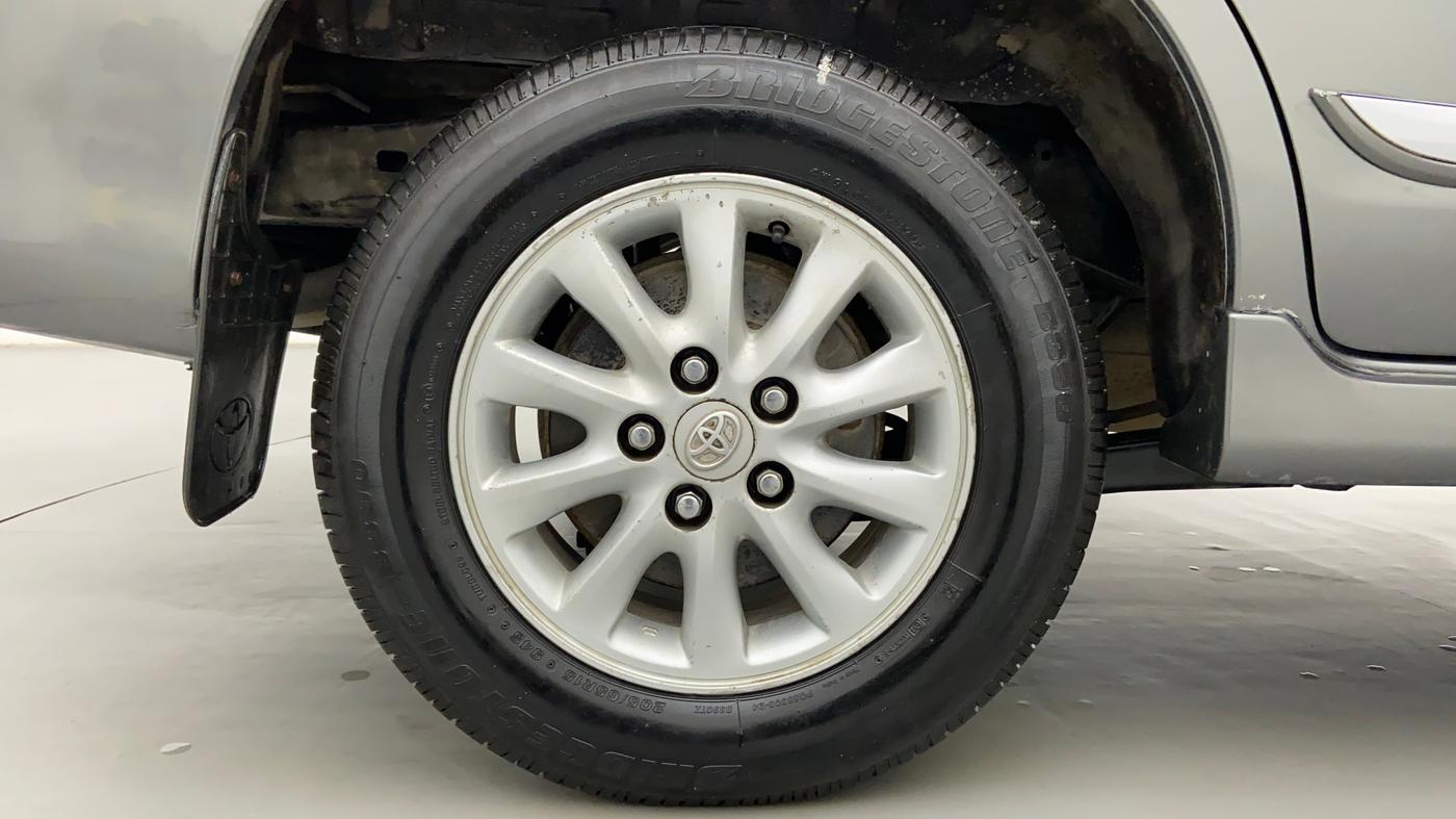 2014 Toyota Innova 2.5 VX 8 STR BS IV, Diesel, Manual, 1,37,097 km, Right Rear Wheel
