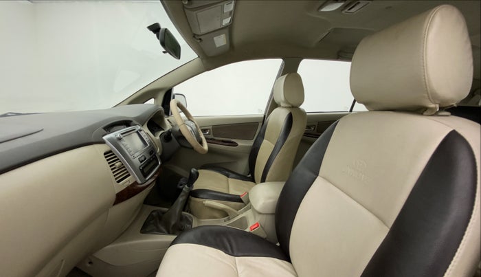 2014 Toyota Innova 2.5 VX 8 STR BS IV, Diesel, Manual, 1,37,097 km, Right Side Front Door Cabin