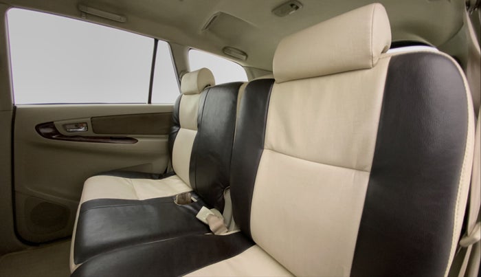 2014 Toyota Innova 2.5 VX 8 STR BS IV, Diesel, Manual, 1,37,097 km, Right Side Rear Door Cabin