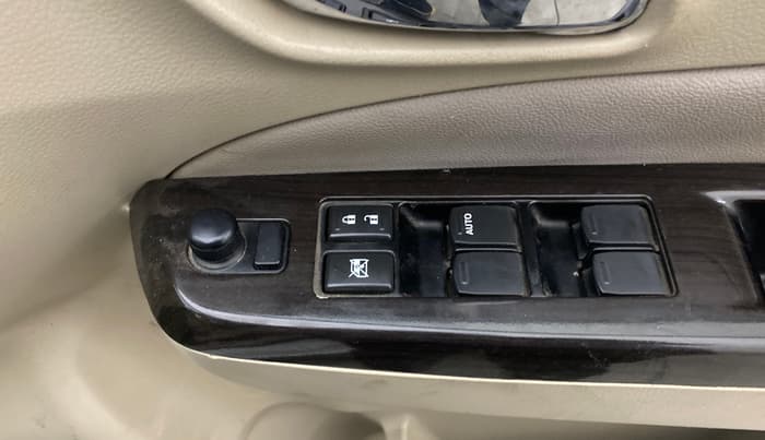 2016 Maruti Ciaz ZDI SHVS, Diesel, Manual, 1,23,397 km, Driver Side Door Panels Control