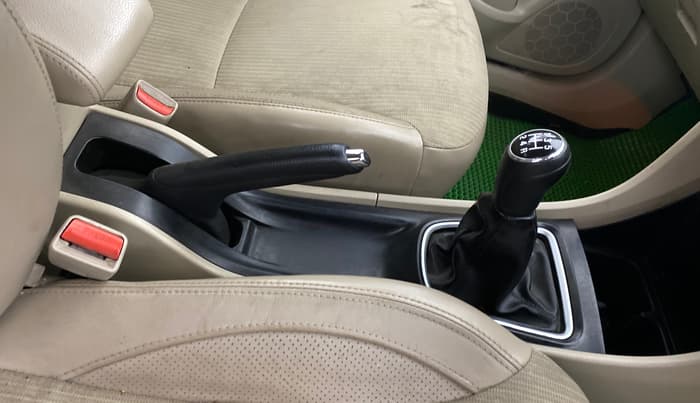 2016 Maruti Ciaz ZDI SHVS, Diesel, Manual, 1,23,397 km, Gear Lever