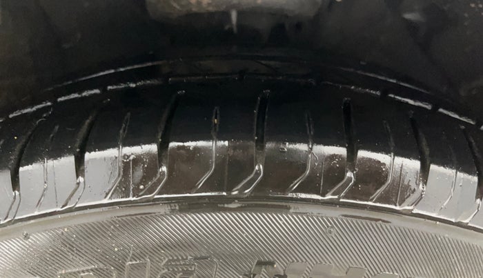 2015 Hyundai Verna FLUIDIC 4S1.6 VTVT S O AT, Petrol, Automatic, 80,101 km, Right Front Tyre Tread