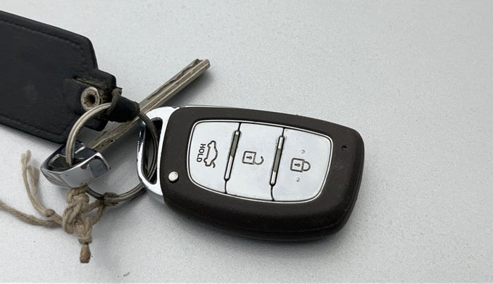 2015 Hyundai Verna FLUIDIC 4S1.6 VTVT S O AT, Petrol, Automatic, 80,101 km, Key Close Up