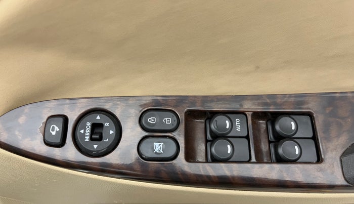 2015 Hyundai Verna FLUIDIC 4S1.6 VTVT S O AT, Petrol, Automatic, 80,101 km, Driver Side Door Panels Control