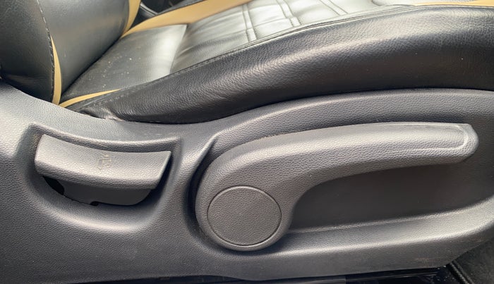 2016 Hyundai Elite i20 SPORTZ 1.2, Petrol, Manual, 46,386 km, Driver Side Adjustment Panel