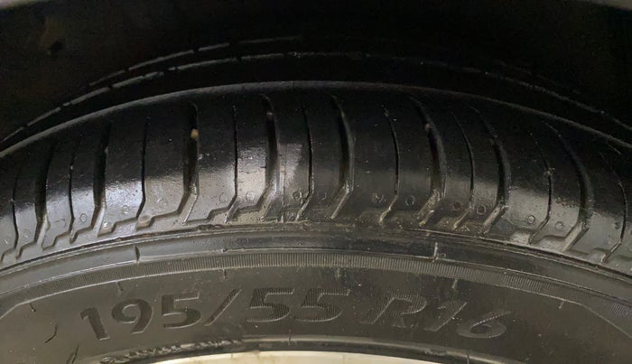 2014 Hyundai Verna FLUIDIC 1.6 VTVT SX, Petrol, Manual, 52,010 km, Right Rear Tyre Tread