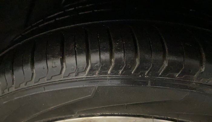 2014 Hyundai Verna FLUIDIC 1.6 VTVT SX, Petrol, Manual, 52,010 km, Left Rear Tyre Tread