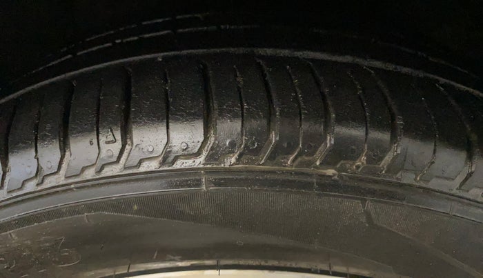 2014 Hyundai Verna FLUIDIC 1.6 VTVT SX, Petrol, Manual, 52,010 km, Right Front Tyre Tread