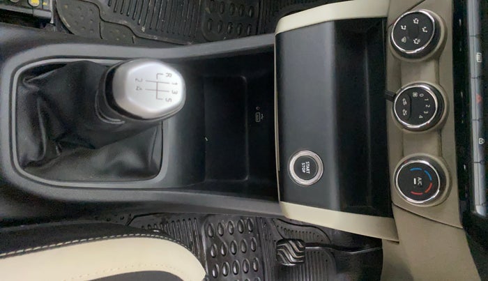 2020 Renault TRIBER RXZ, Petrol, Manual, 23,031 km, Gear Lever