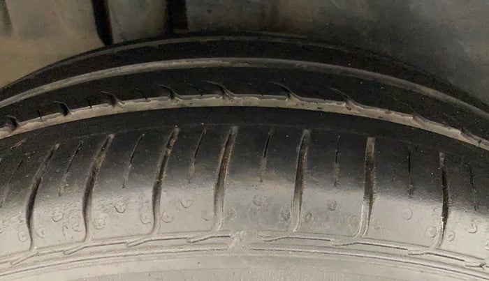 2012 Maruti Ertiga ZDI, Diesel, Manual, 1,06,213 km, Right Rear Tyre Tread
