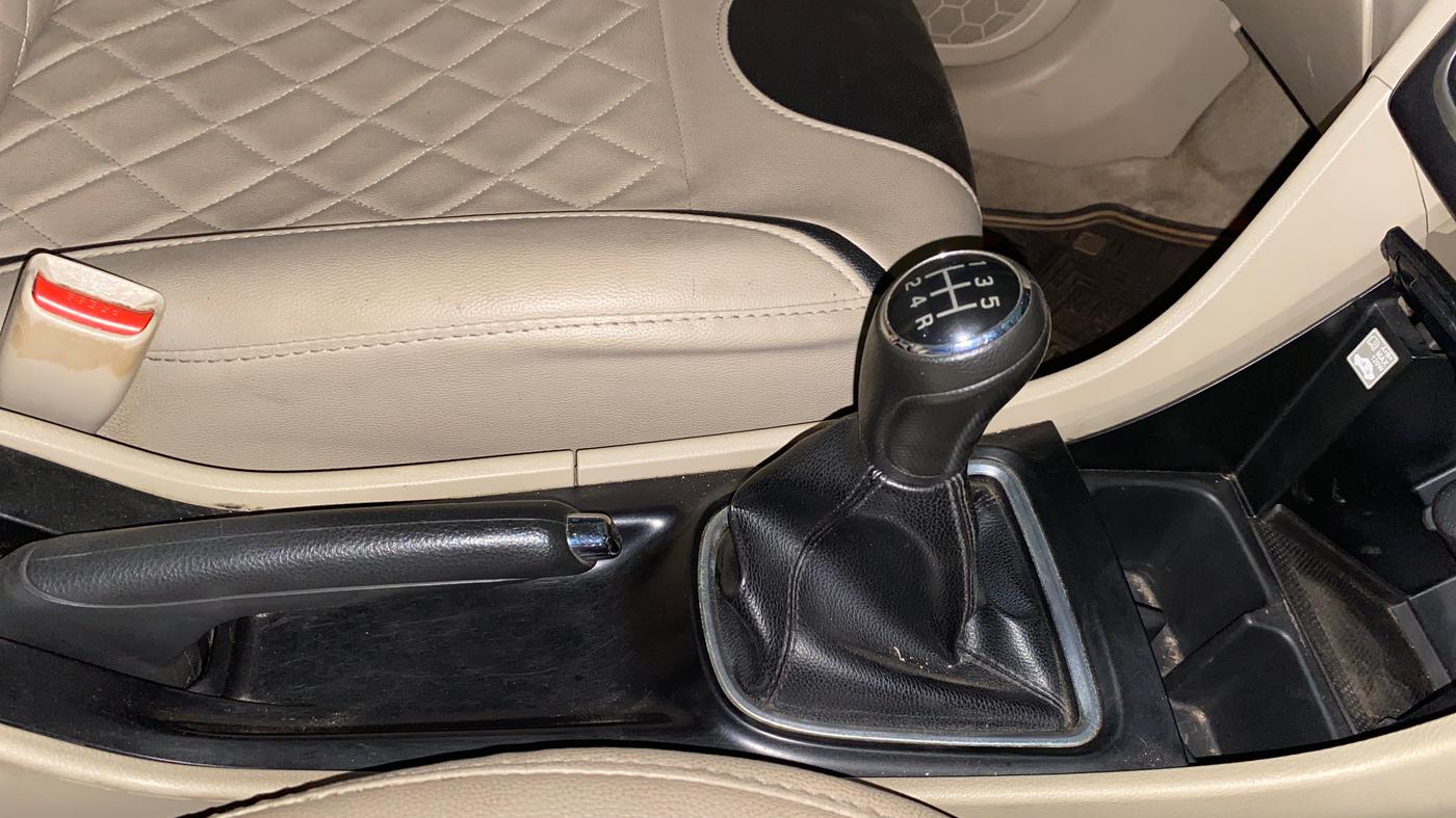 2015 Maruti Ciaz ZXI, Petrol, Manual, 65,548 km, Gear Lever