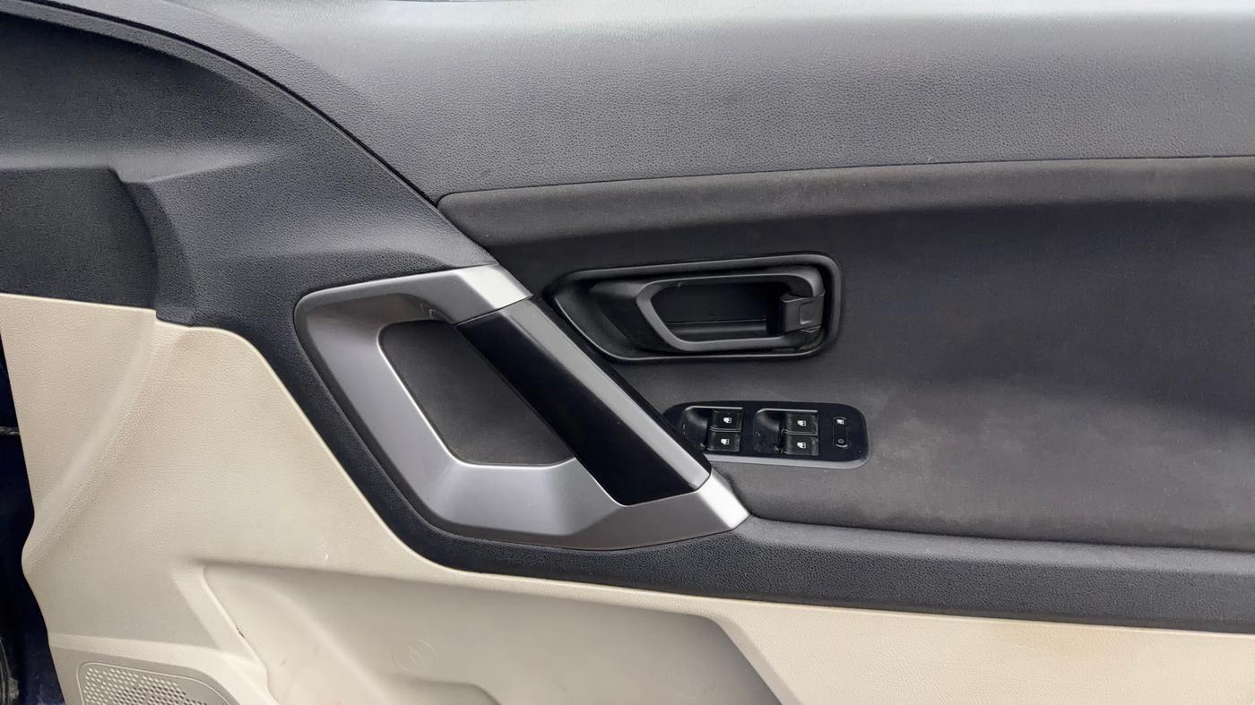 2022 Tata Safari XMA, Diesel, Automatic, 48,384 km, Driver Side Door Panels Control