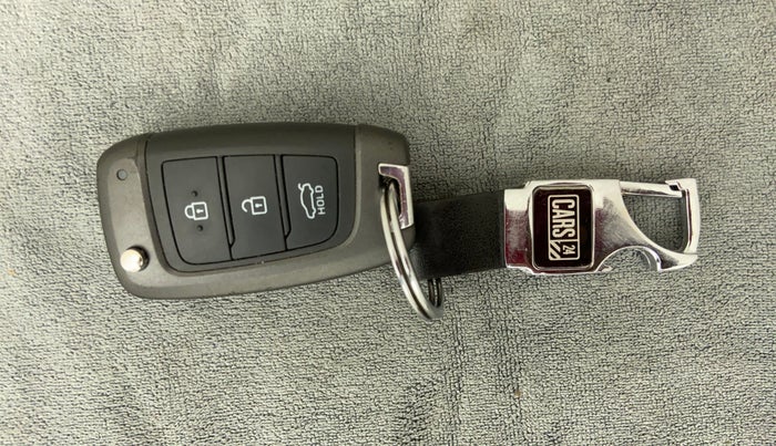 2018 Hyundai Verna 1.6 VTVT SX, Petrol, Manual, 30,687 km, Key Close Up