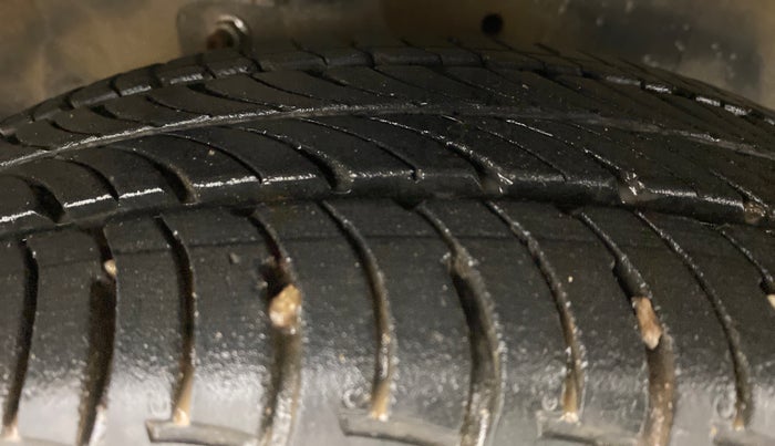 2015 Maruti Celerio VXI AGS, Petrol, Automatic, 79,464 km, Right Front Tyre Tread