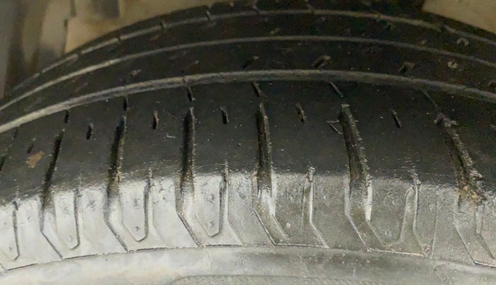 2016 Maruti Ciaz ZXI+, Petrol, Manual, 94,093 km, Left Front Tyre Tread