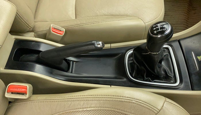 2016 Maruti Ciaz ZXI+, Petrol, Manual, 94,093 km, Gear Lever