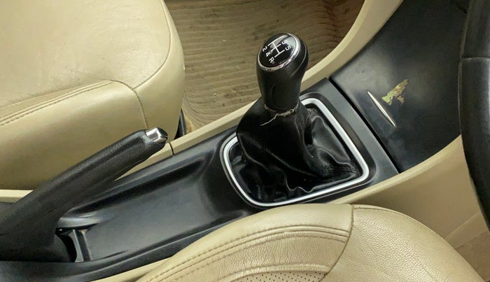 2016 Maruti Ciaz ZXI+, Petrol, Manual, 94,093 km, Gear lever - Boot cover slightly torn
