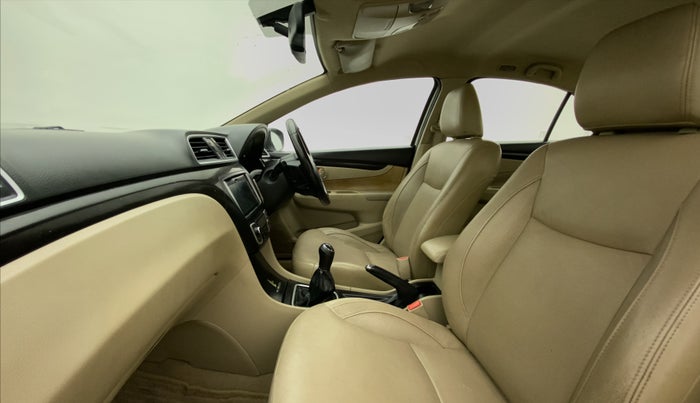 2016 Maruti Ciaz ZXI+, Petrol, Manual, 94,093 km, Right Side Front Door Cabin