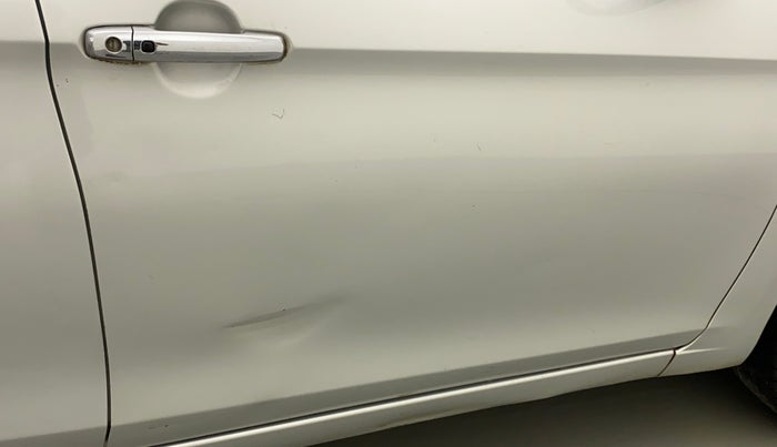 2016 Maruti Ciaz ZXI+, Petrol, Manual, 94,093 km, Driver-side door - Slightly dented