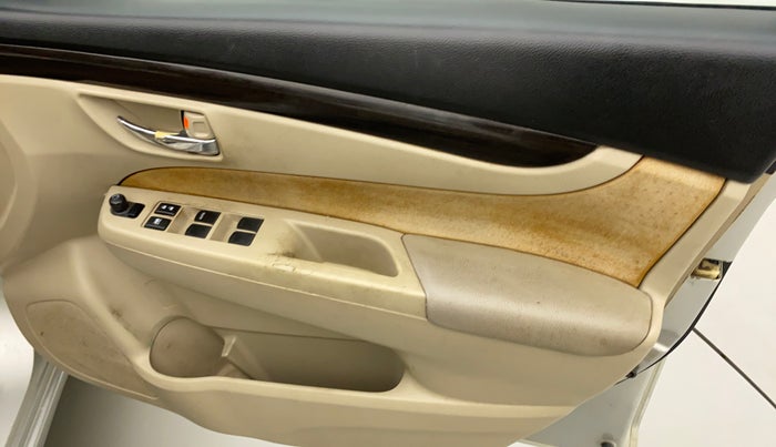 2016 Maruti Ciaz ZXI+, Petrol, Manual, 94,093 km, Driver-side door - Trim has minor damage
