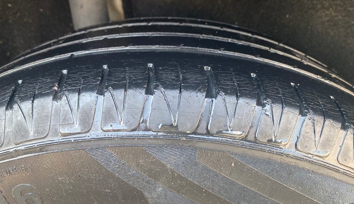 2016 Maruti Vitara Brezza ZDI PLUS, Diesel, Manual, 54,472 km, Right Rear Tyre Tread