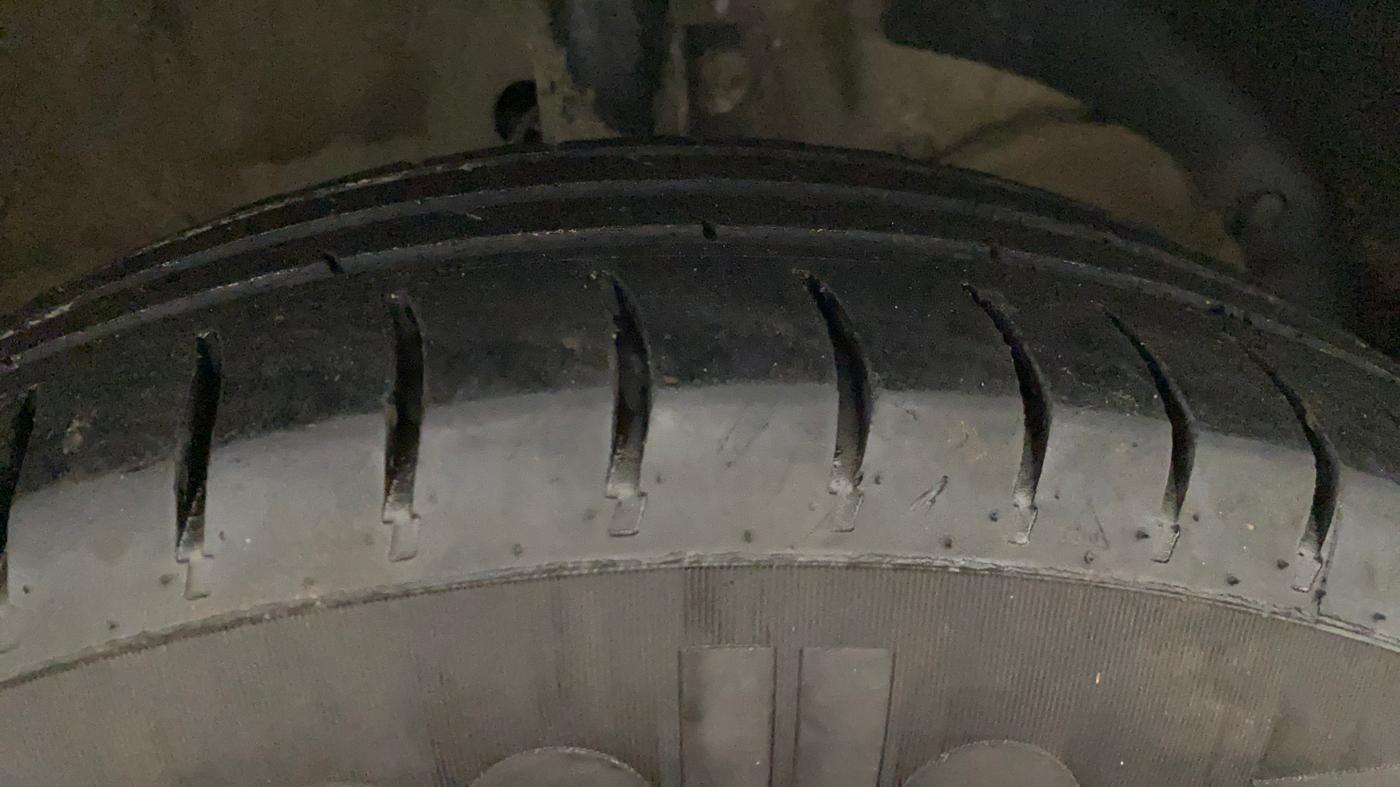 2022 Maruti Swift VXI, Petrol, Manual, 1,37,910 km, Right Front Tyre Tread