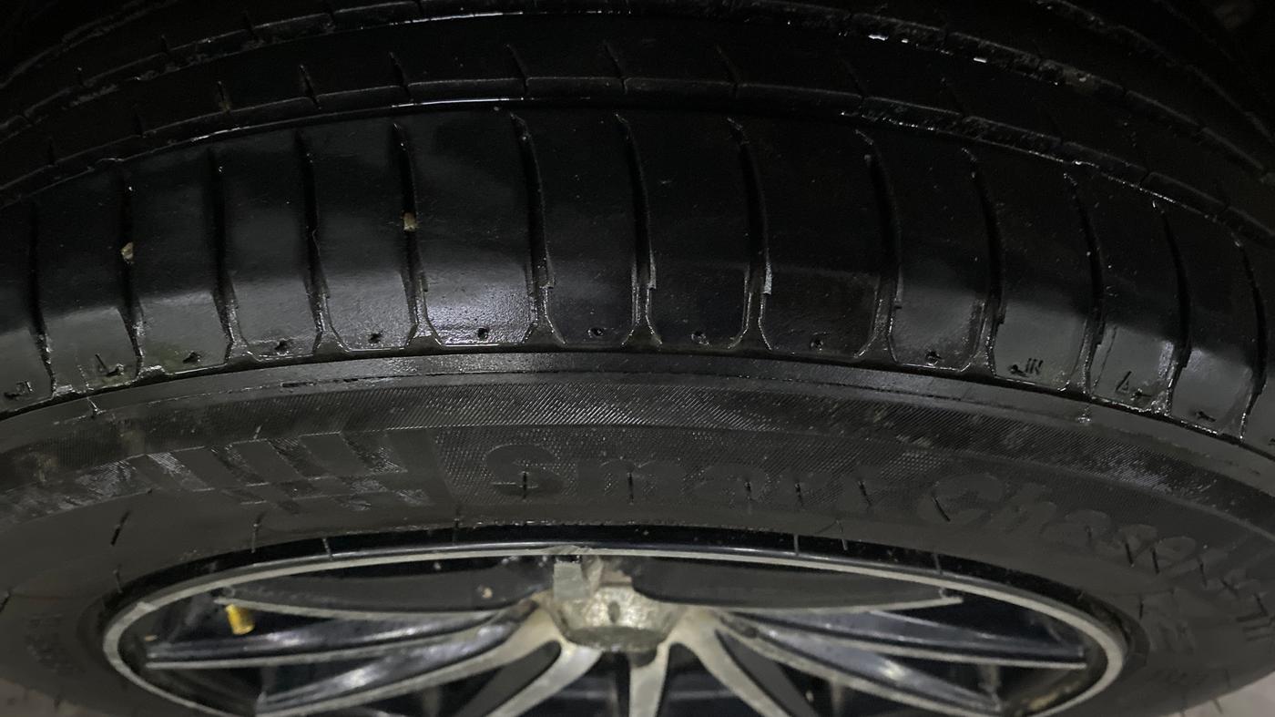 2017 Maruti Swift VXI, Petrol, Manual, 89,606 km, Right Front Tyre Tread