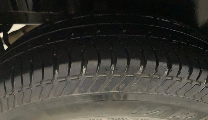 2016 Maruti Swift VXI O, Petrol, Manual, 52,601 km, Right Rear Tyre Tread