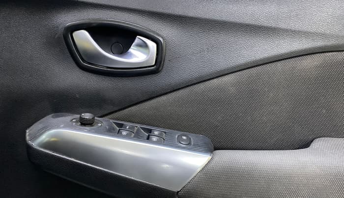 2019 Nissan Kicks XV DIESEL, Diesel, Manual, 67,604 km, Driver Side Door Panels Control