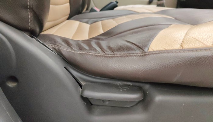 2012 Hyundai Santro Xing GL, CNG, Manual, 1,16,115 km, Driver Side Adjustment Panel