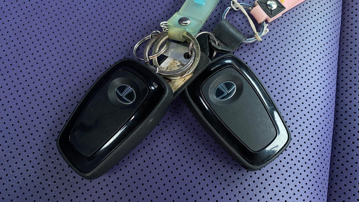 2024 Tata NEXON FEARLESS PURPLE + SUNROOF DCA DUAL TONE 1.2 PETROL, Petrol, Automatic, 15,824 km, Key Close Up
