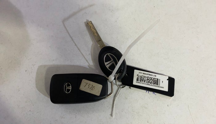 2024 Tata PUNCH ADVENTURE AMT, Petrol, Automatic, 8,063 km, Key Close Up