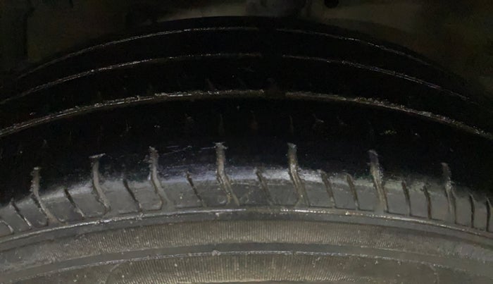 2014 Maruti Swift Dzire VDI, Diesel, Manual, 1,27,937 km, Left Front Tyre Tread